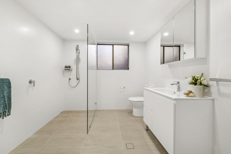 Refurbished large 2-bedroom unit with 4 outdoor spaces