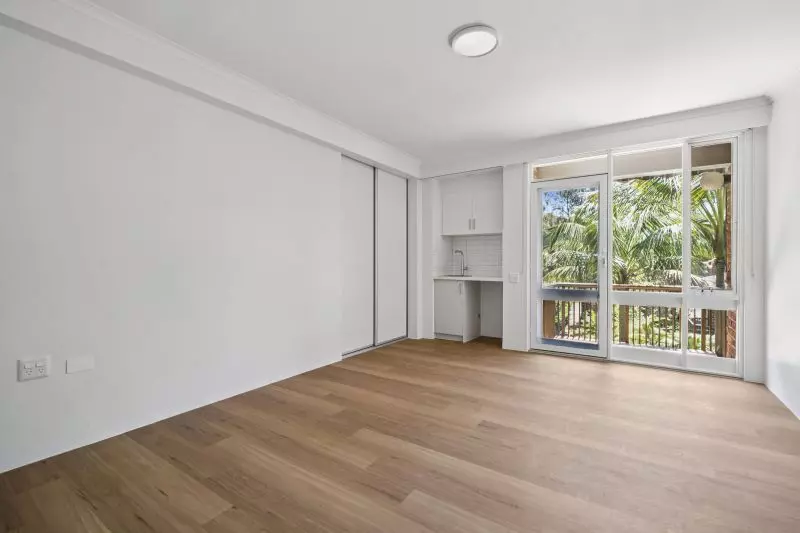 Retire in Style - Modern Studio Serviced Apartment in the Heart of the Northern Beaches