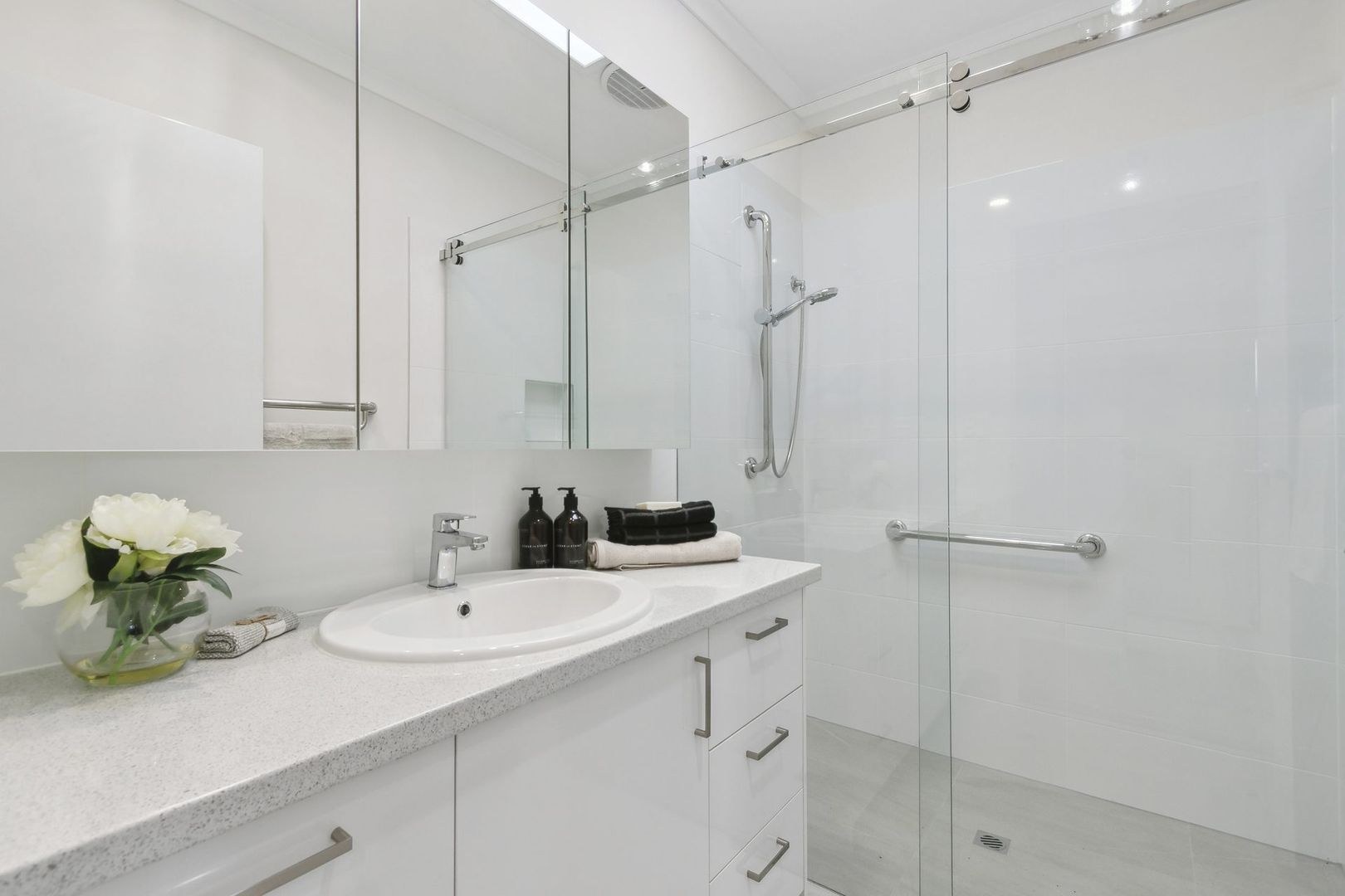Newly refurbished 2-bed villa with open-plan kitchen