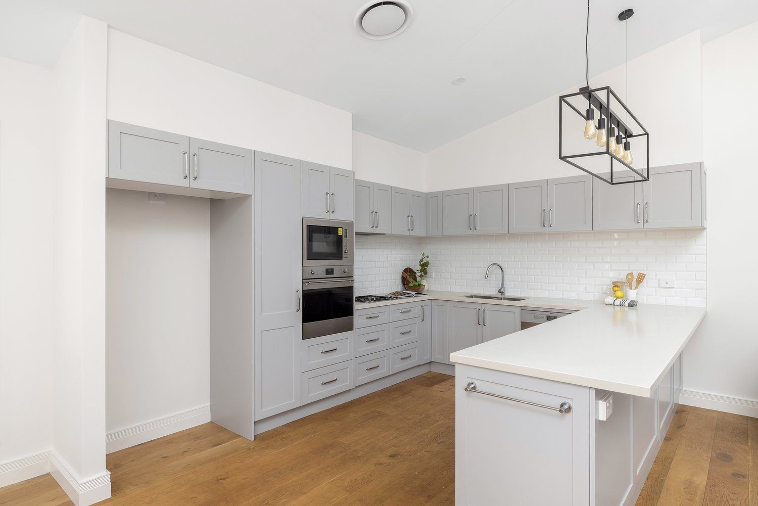 Elegant Three-Bedroom Retreat - Sunlit Alfresco Living