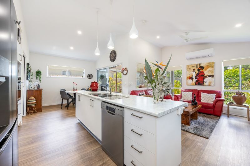 Vibrant Modern Home – Carefree Alfresco Living!