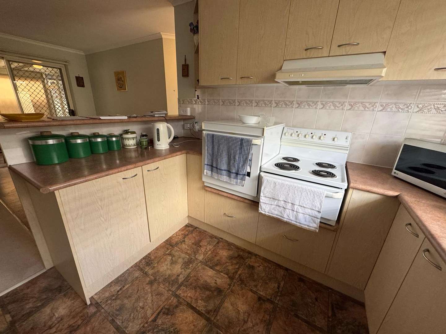 Ready to move ?  2 Bedroom + Study - Fully Fenced for your pets!