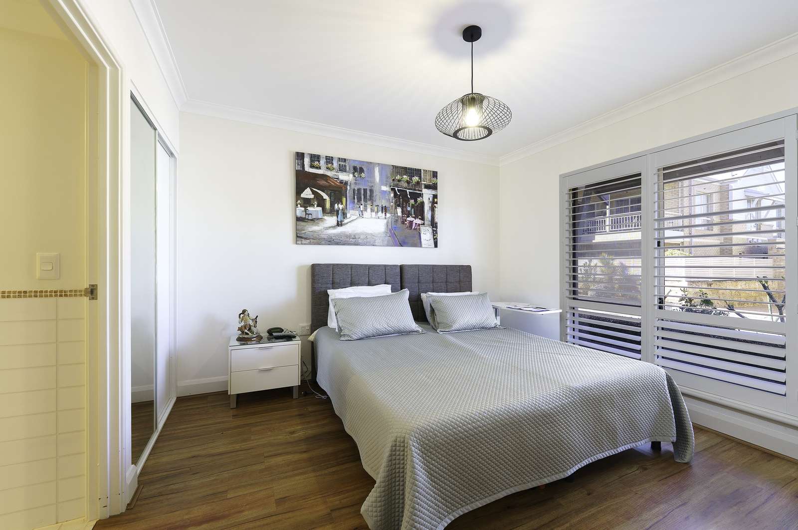 Bright, spacious townhouse with sea glimpses