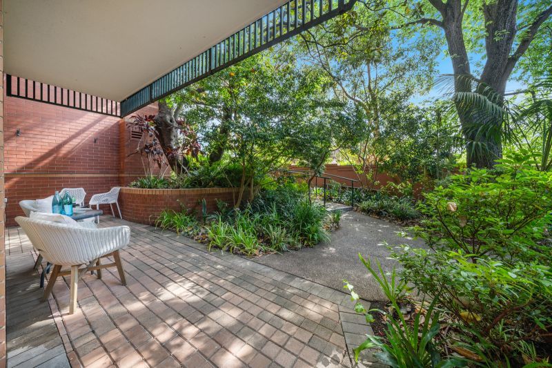 Private and lush garden apartment