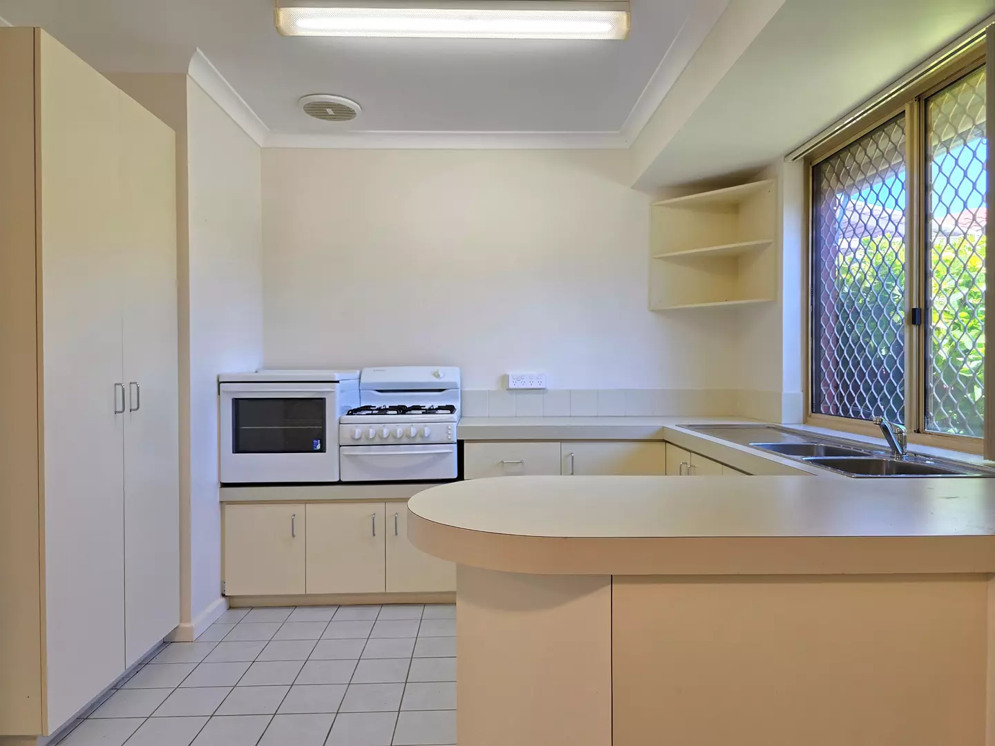 Under Offer! Just Listed! 2 Bedroom, 1 Bathroom Retirement Villa in Bentley