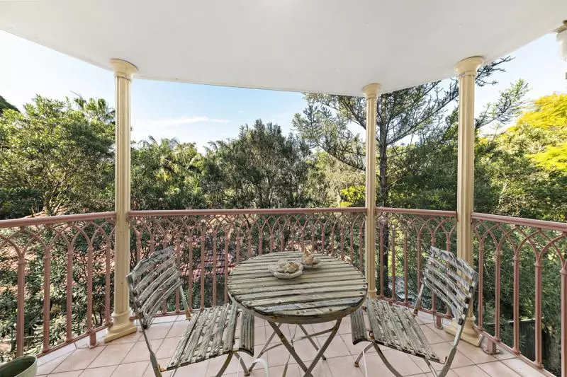 PREMIER LOCATION, NO EXPENSE SPARED RENOVATED DELIGHTFUL APARTMENT