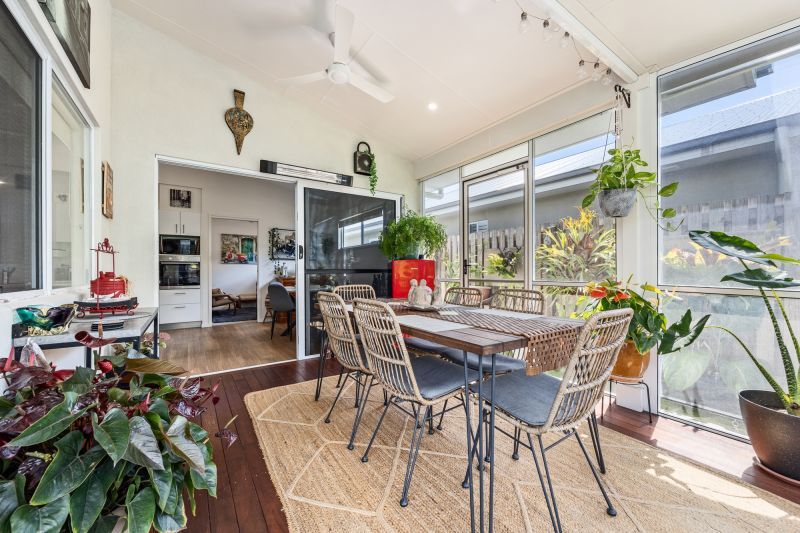 Vibrant Modern Home – Carefree Alfresco Living!