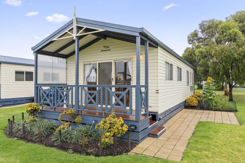 2 Bedroom Home- Pool Views- Prime Location!