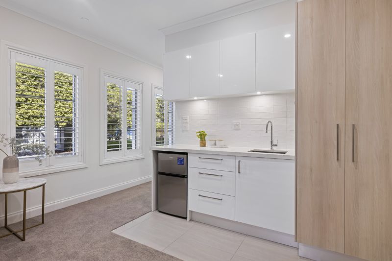 Spacious, ground-level apartment with services