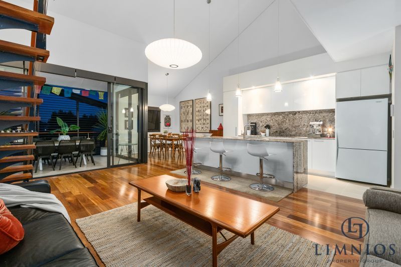 Warehouse Terrace Style Apartment With 3 Bedrooms Plus a Study!!