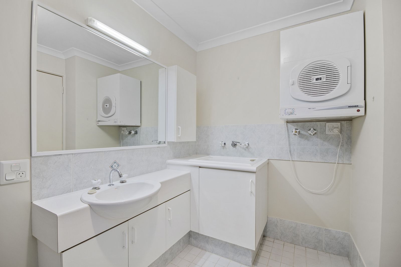 Light and bright first floor apartment overlooking gardens