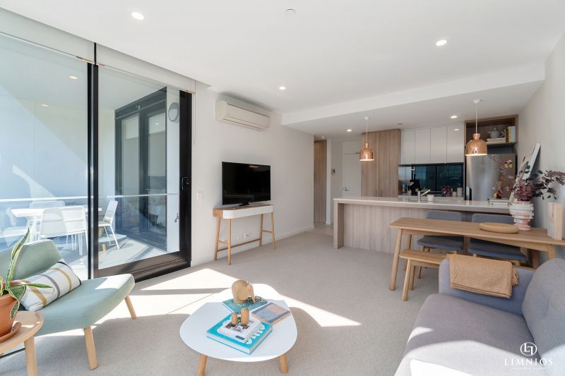 Bright Outlook and Contemporary Stylish Living!