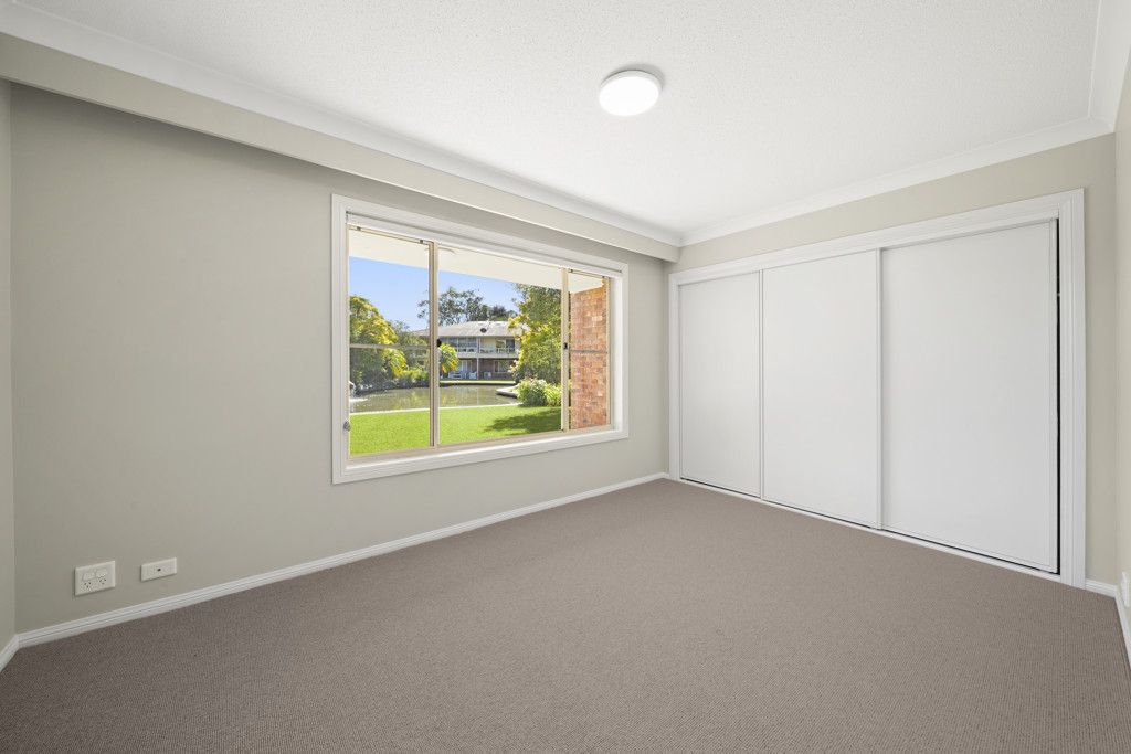 Spacious 2 Bedroom with private garden
