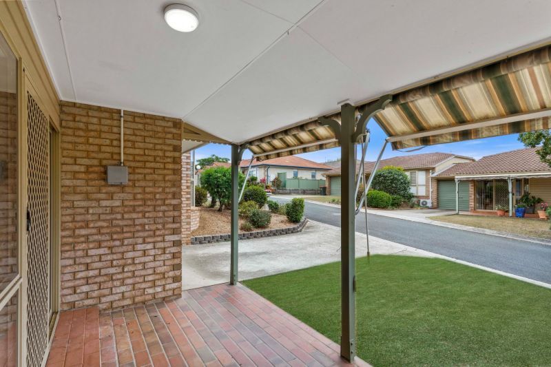 2-bedroom villa with a fresh modern update & garage