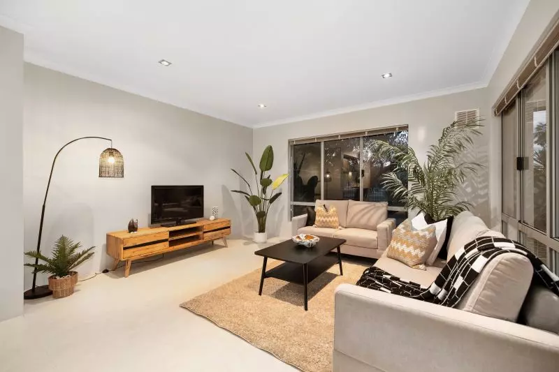 Spacious Riverside Family Retreat!