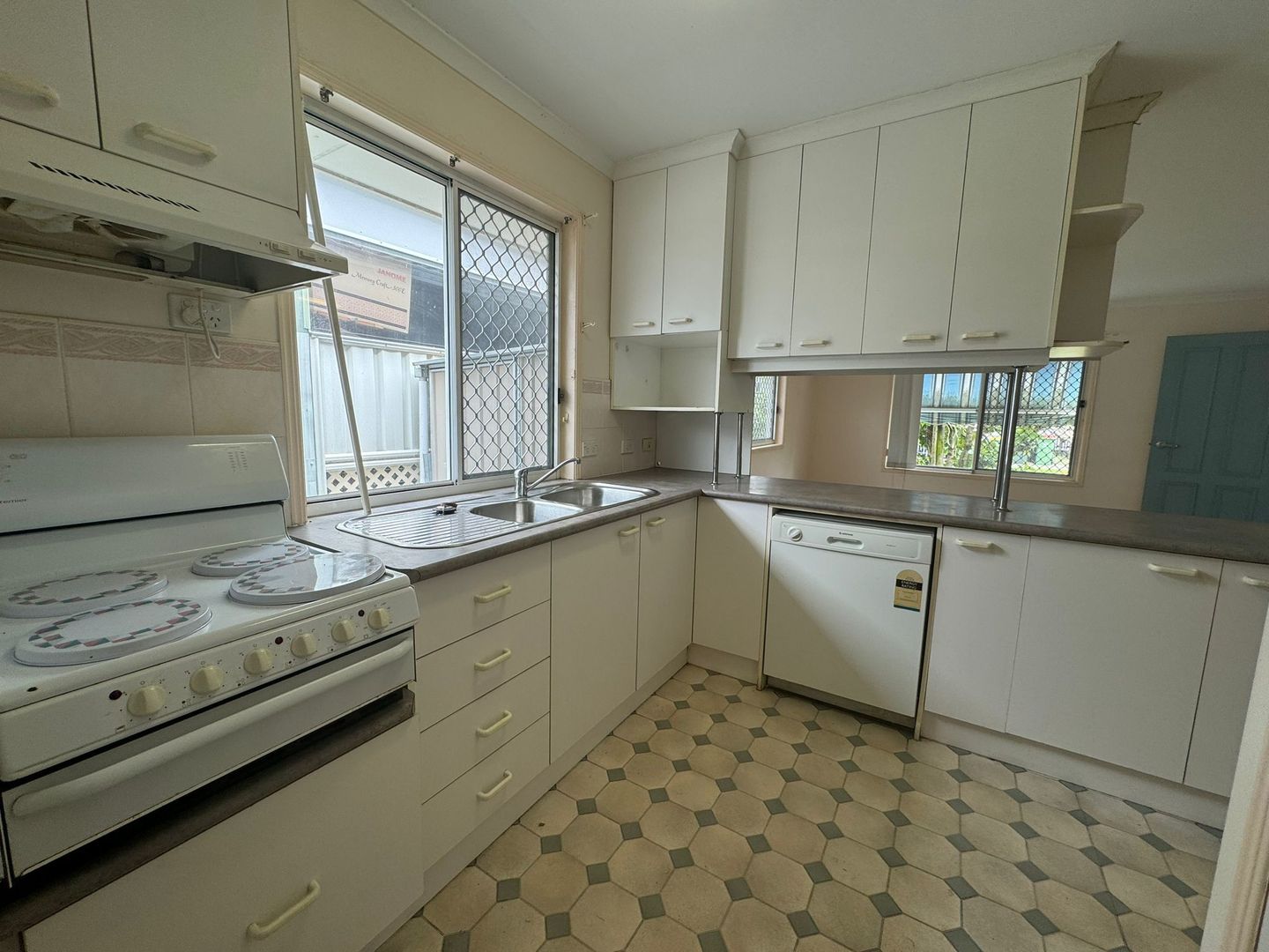 OVER 50'S LIFESTYLE LIVING - GATED COMPLEX