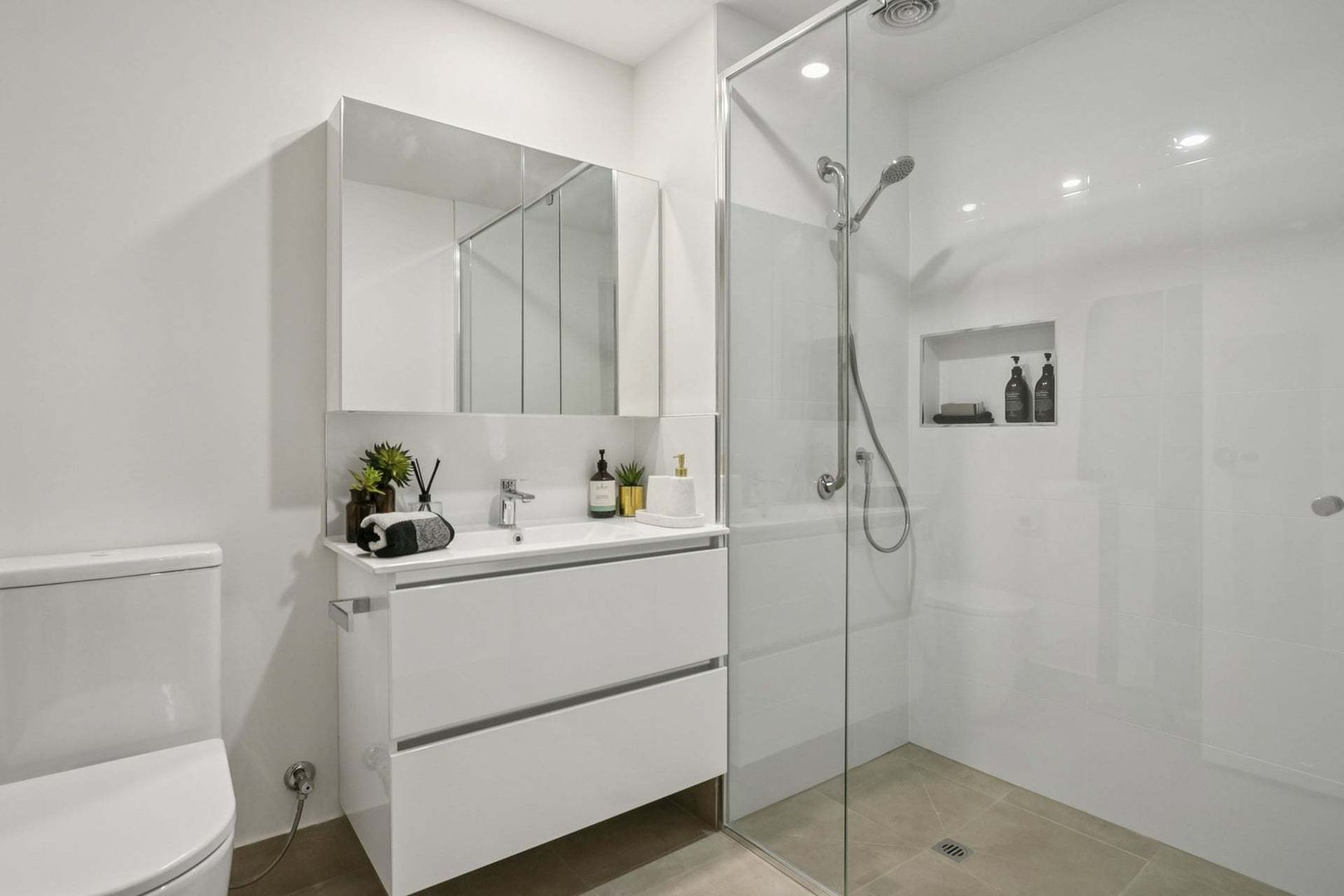 Brighton Bayside Apartment - Fully Refurbished