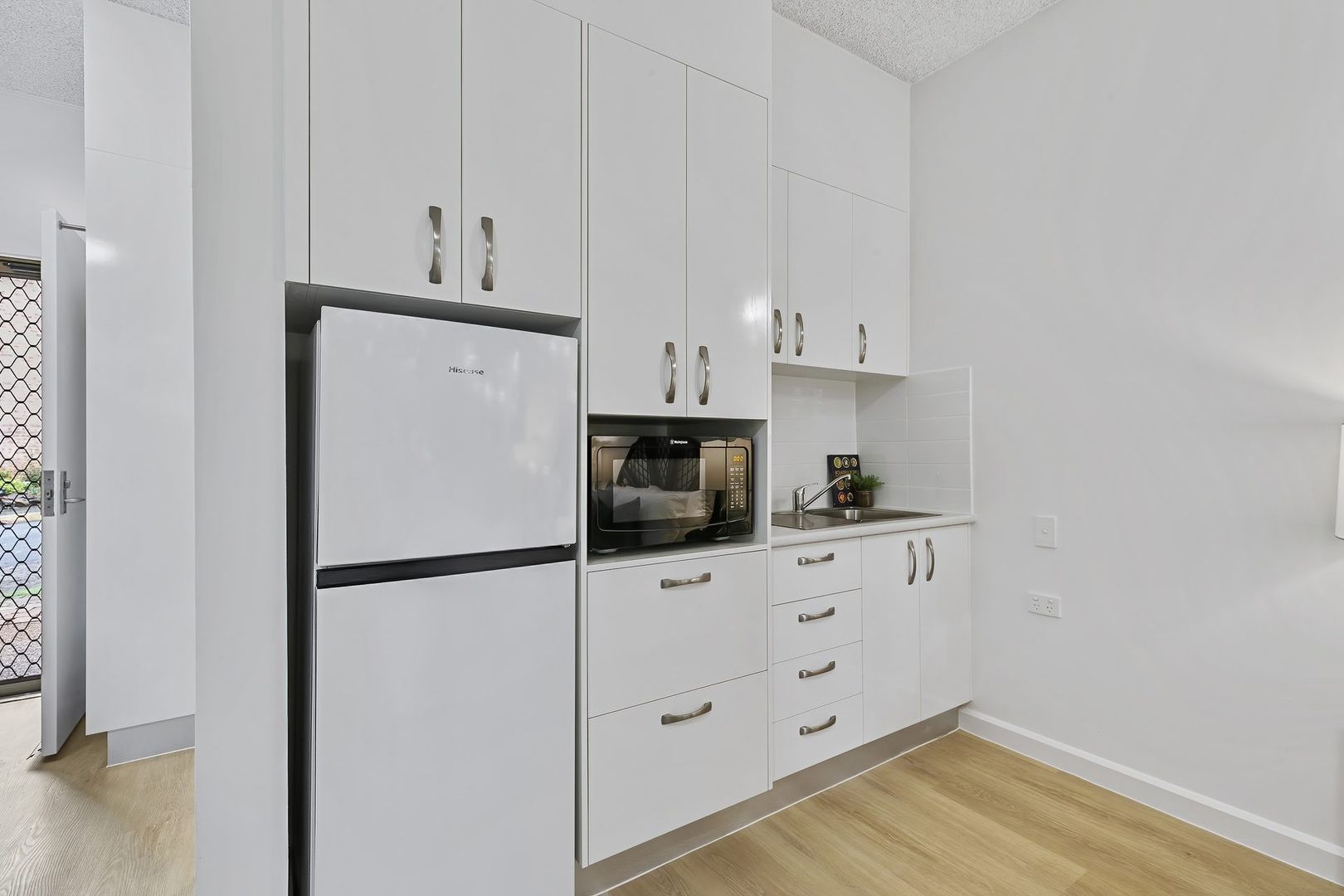 Easy-living studio in a convenient community location.