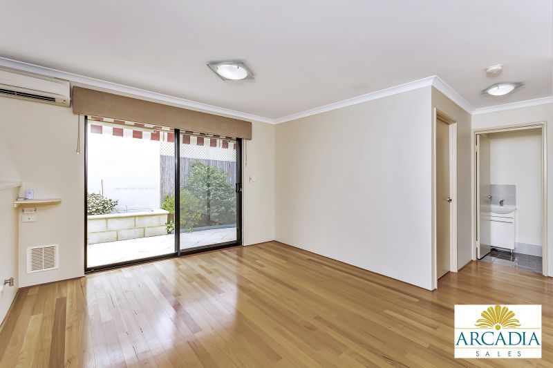 ARCADIA WATERS MADDINGTON - Solid Timber Floors & Feature Kitchen