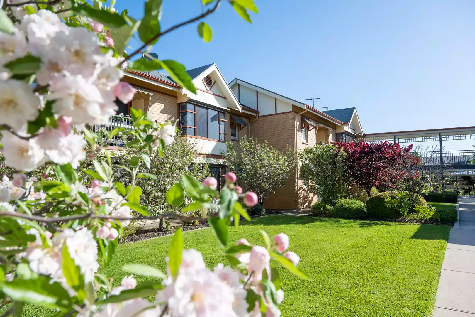 Eldercare College Green: freshly renovated one-bedroom downstairs unit close to the city