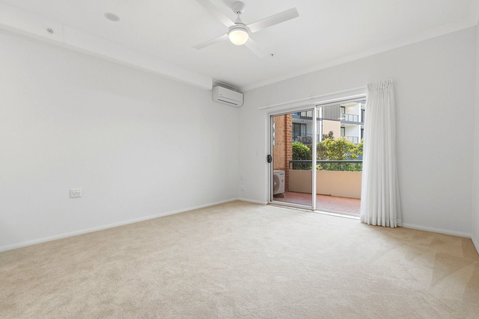 Ground Floor Studio Apartment with Courtyard Views