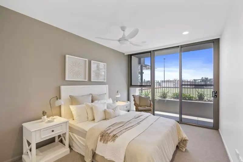 A beautiful ground floor unit with a large separate living and dining space. A unique opportunity having North, East and West aspects.