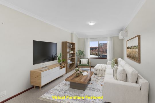 Light and bright first floor apartment overlooking gardens
