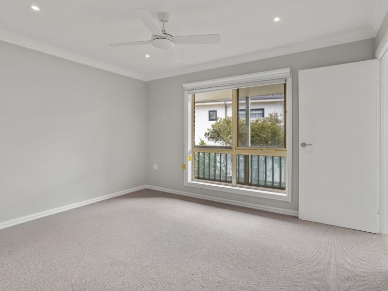 Spacious, light-filled 2br unit with bay windows & garden views