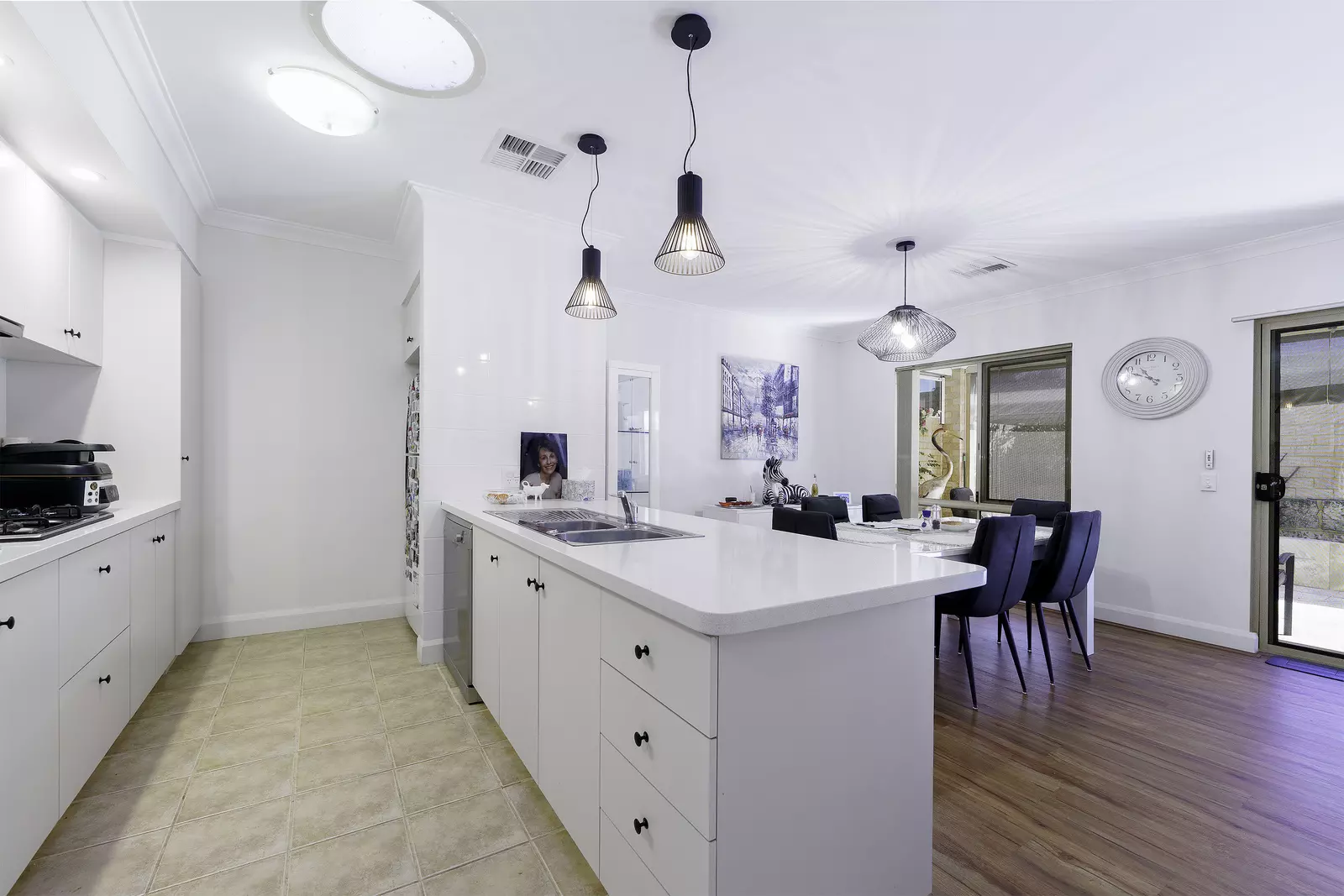 Bright, spacious townhouse with sea glimpses