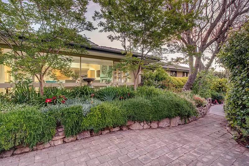 Lovely, light filled serviced apartment surrounded by tranquil gardens