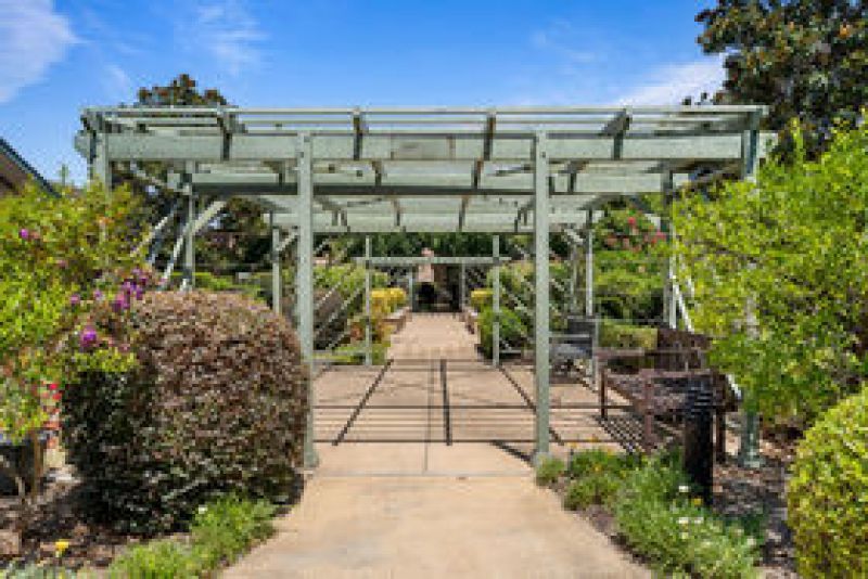 Charming Ground Floor Villa style unit with garden access
