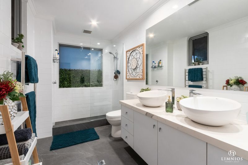 Oversize apartment with park views!