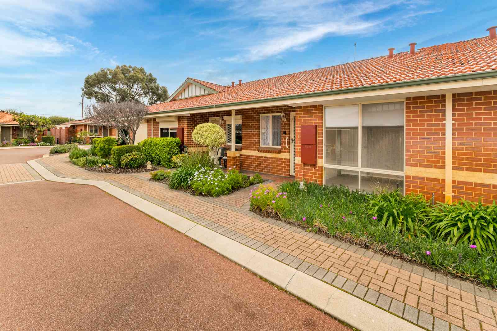 Light and bright villa close to amenities