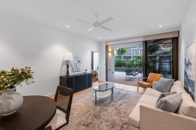 A stunning 2 bedroom apartment overlooking the village green.