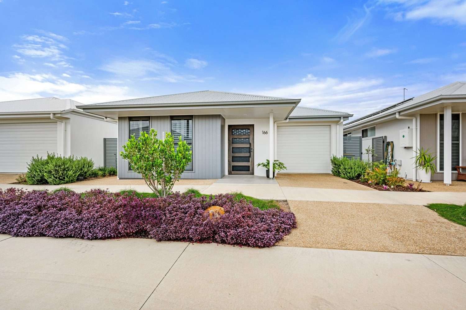 Relaxed Waterfront Community Living