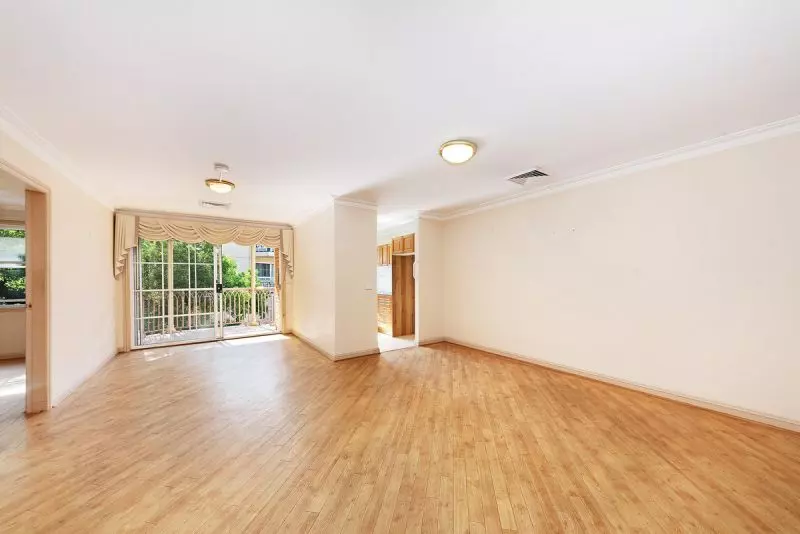 Rarely available 2 bedder in the renowned Windsor Gardens.