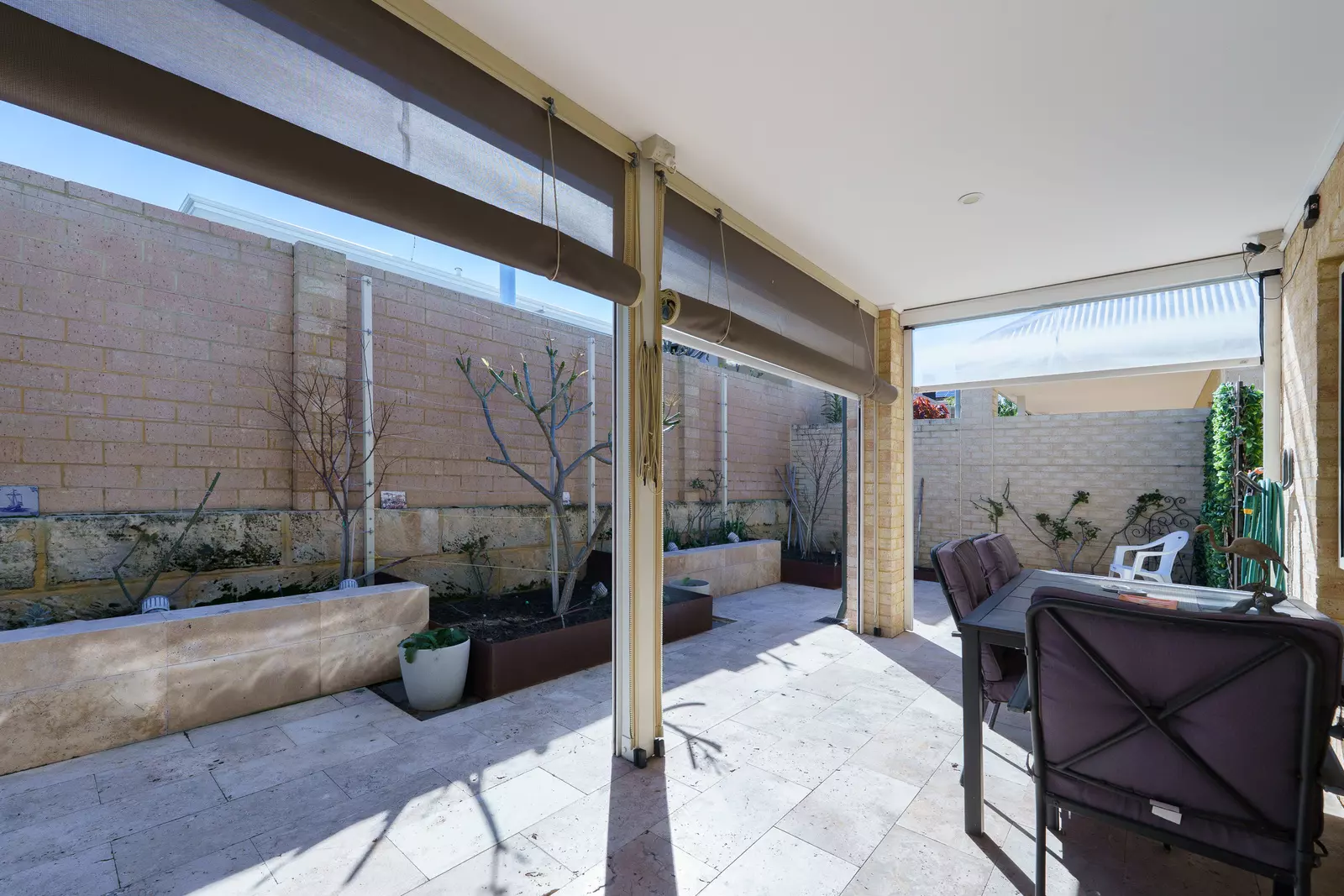 Bright, spacious townhouse with sea glimpses