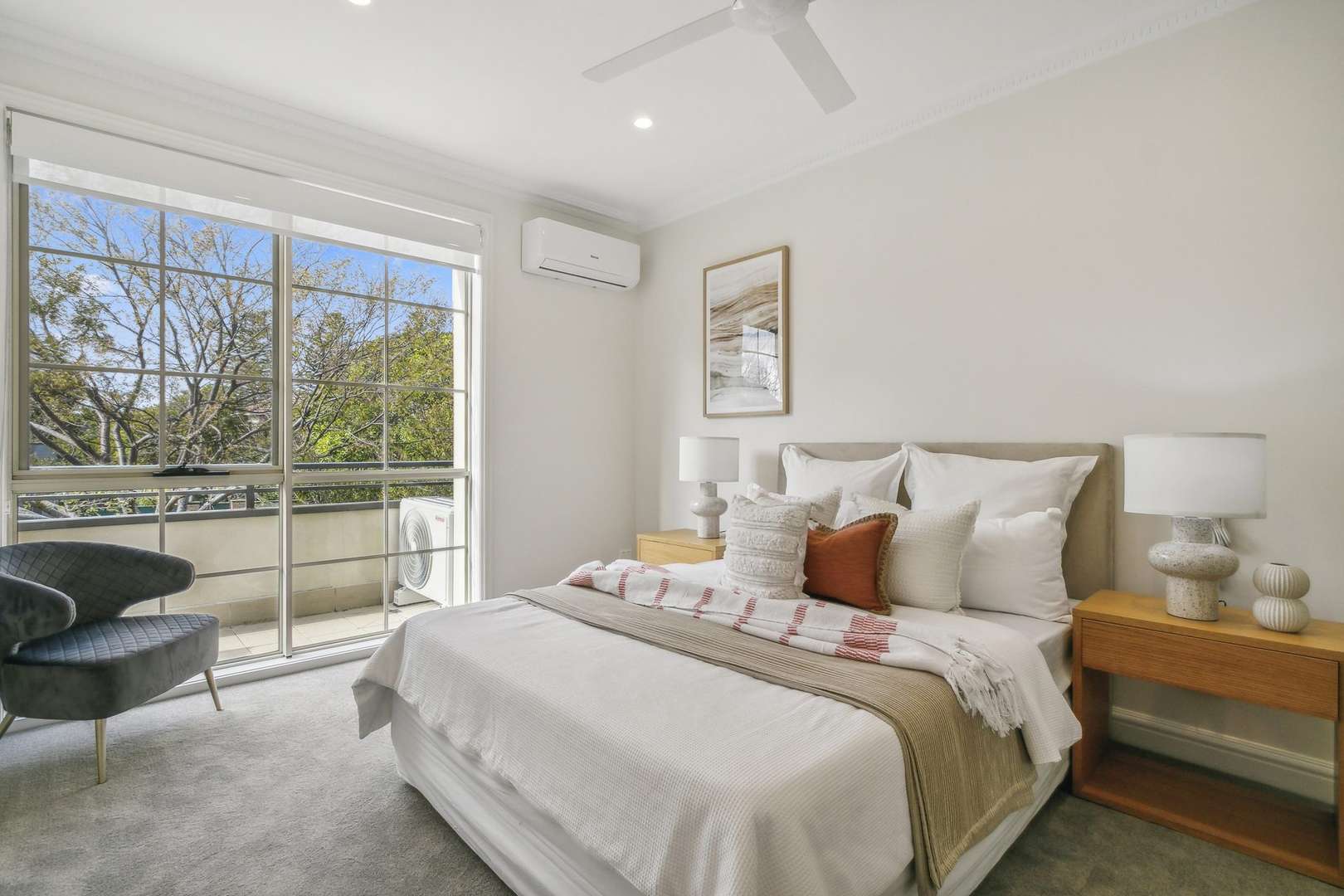 Double balcony apartment overlooking the garden