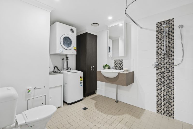 Elevated one-bedroom apartment in peaceful green setting