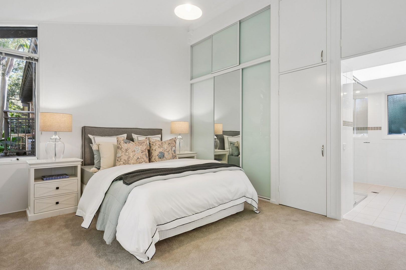 Bright, private & perfectly positioned villa