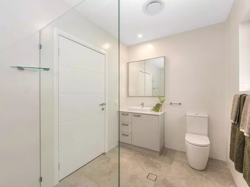 Stylish, single-level living with golf course views
