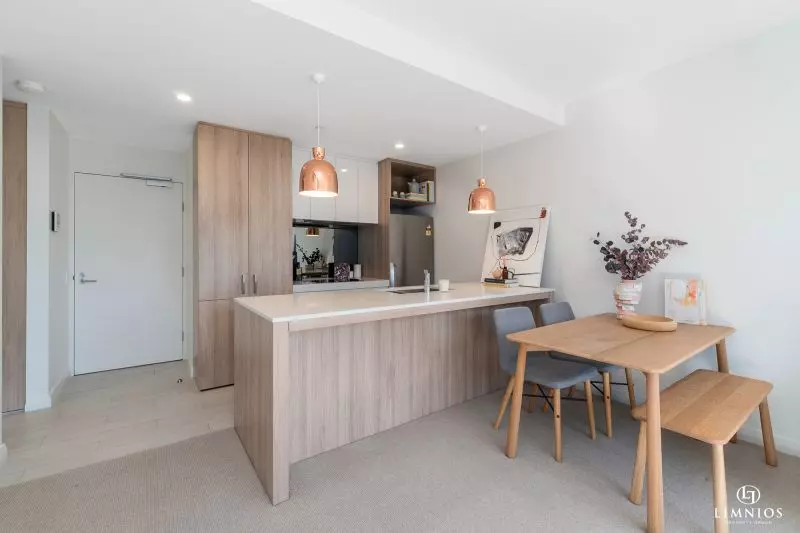 Bright Outlook and Contemporary Stylish Living!