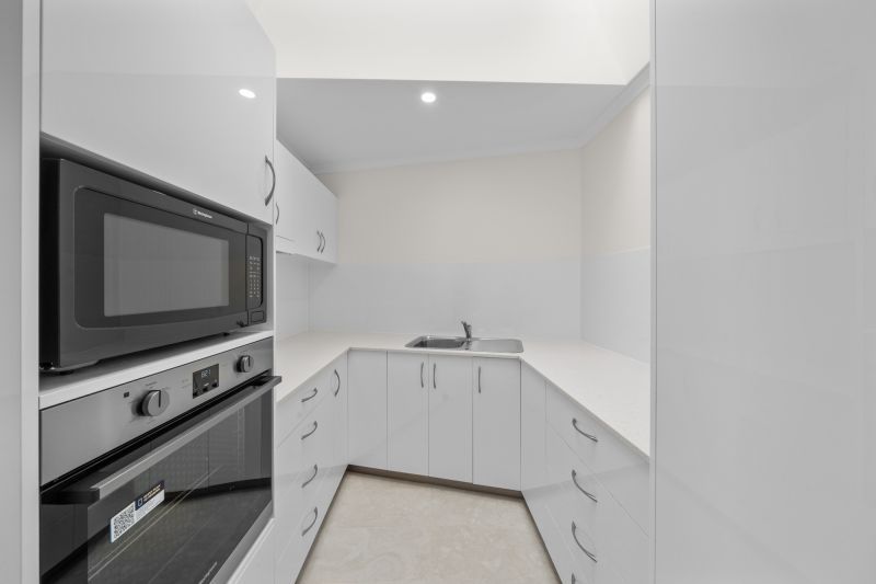 Two-bedroom apartment with water glimpses of Derwent river