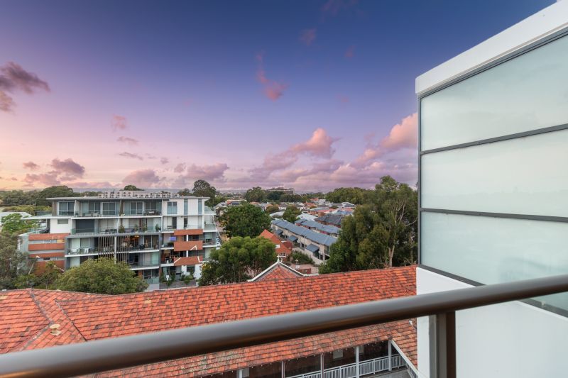 Top Floor Apartment With Views!