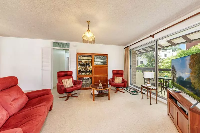GENEROUS OPEN PLAN LIVING/DINING AREA, 2 BALCONIES