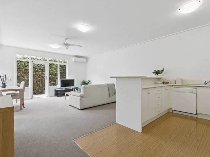 Refreshed Villa, Private garden and Open-plan Living