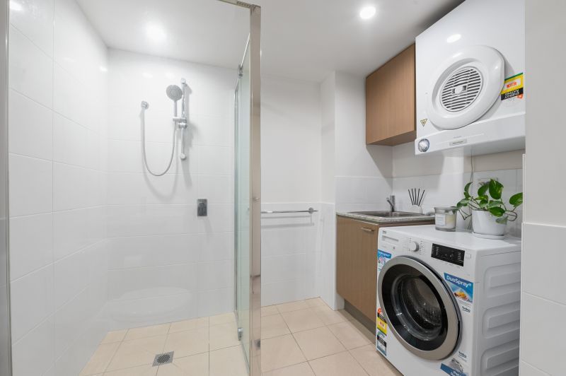 Top Floor Apartment With Spectacular Views!