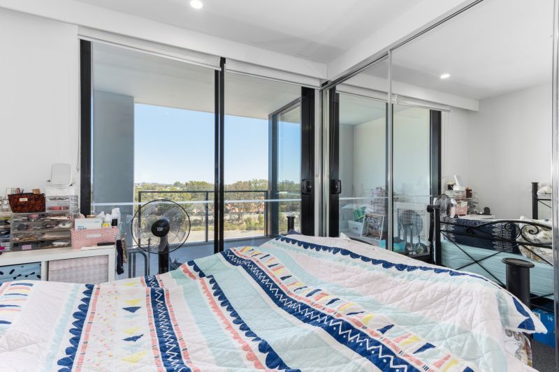 Contemporary and Stylish Living, Central Location!