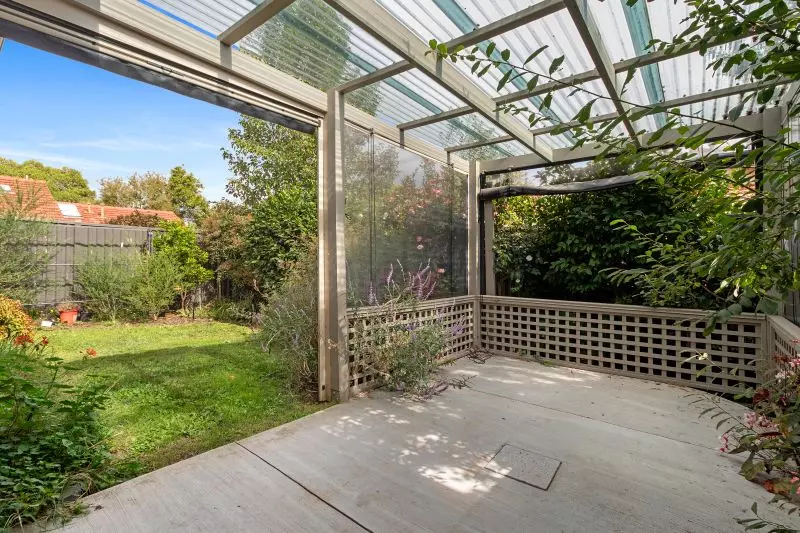 Charming 2-bedroom villa with a private backyard & an outdoor pergola