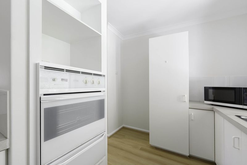 Refreshed Villa with Sunlit Patio and Open-Plan Living